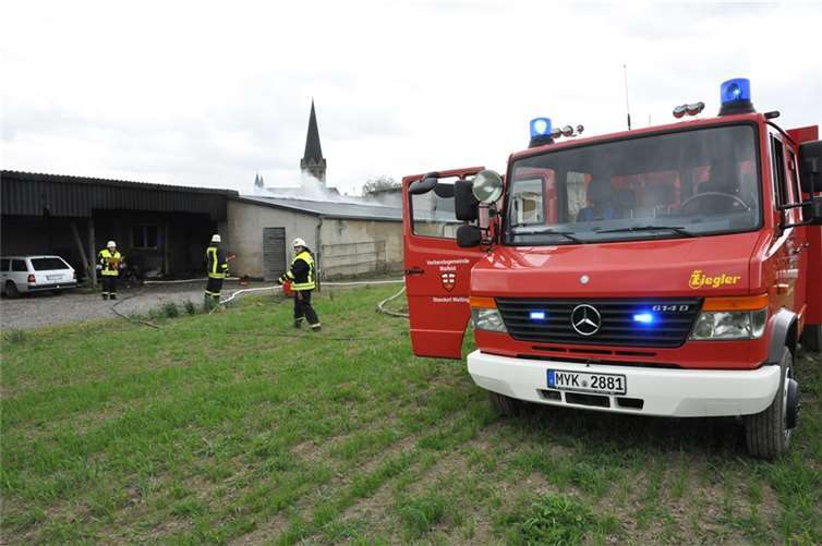 Auto in Scheune in Brand geraten 