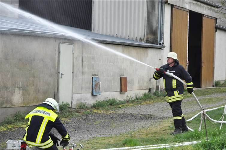 Auto in Scheune in Brand geraten 