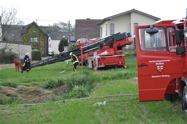 Auto in Scheune in Brand geraten 