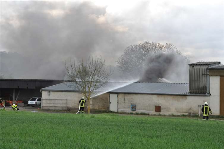 Auto in Scheune in Brand geraten 