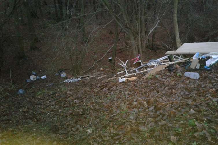 Unbekannter lädt Müll an Paradieswiese ab 