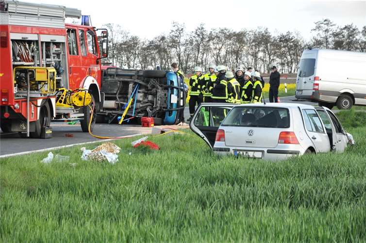Durch die Wucht des Aufpralls überschlagen 