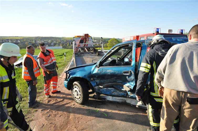 Durch die Wucht des Aufpralls überschlagen 