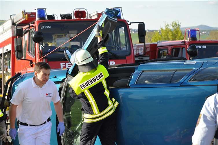 Durch die Wucht des Aufpralls überschlagen 