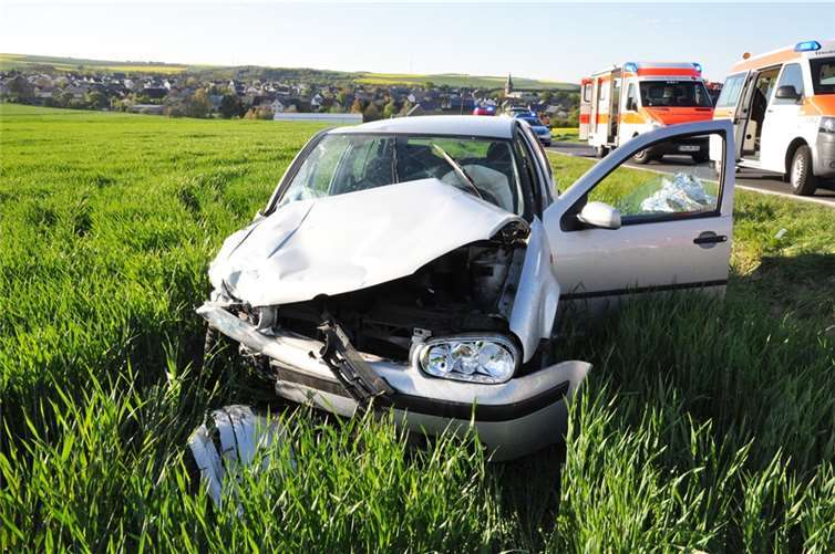 Durch die Wucht des Aufpralls überschlagen 