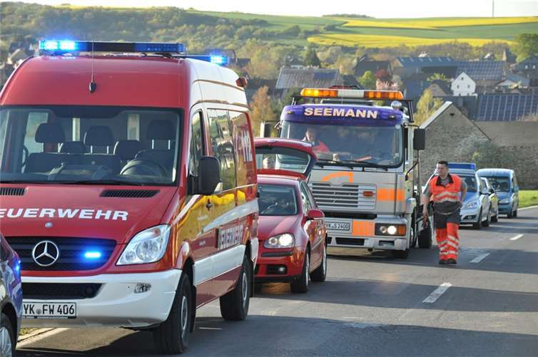 Durch die Wucht des Aufpralls überschlagen 