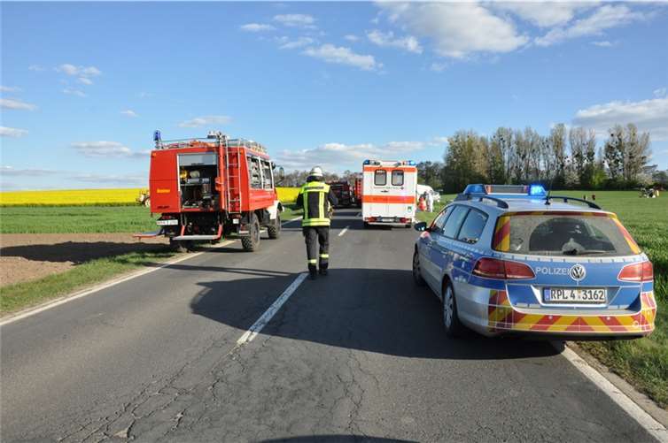 Durch die Wucht des Aufpralls überschlagen 