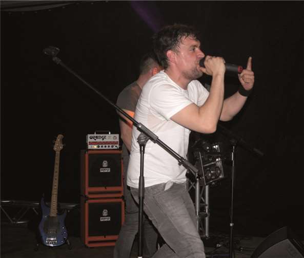 „Radioplan“ heizte im Festzelt ein 