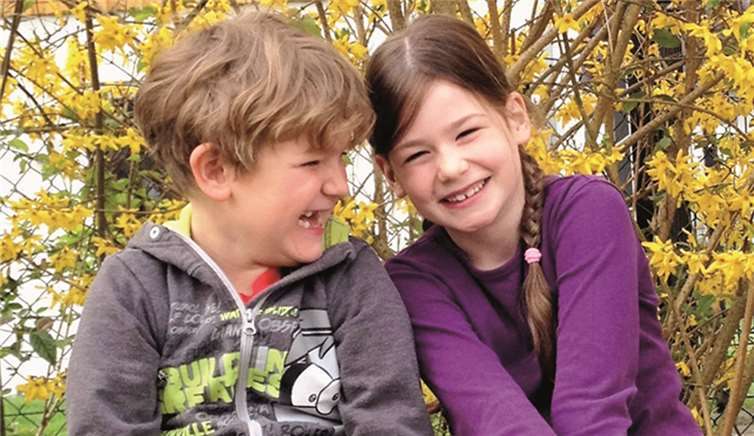 Kinder begrüßen den Mai