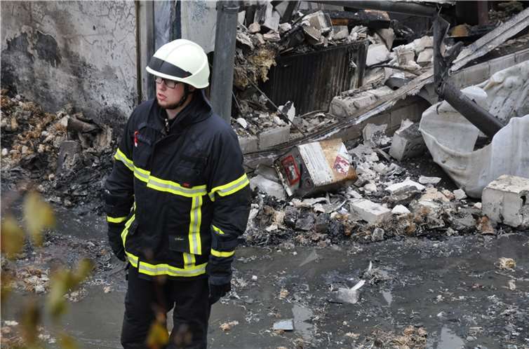 Lagerhalle liegt in Schutt und Asche  