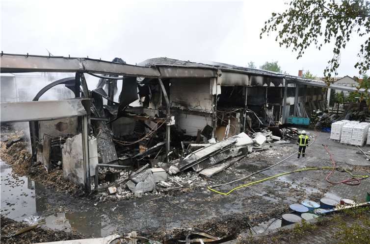 Lagerhalle liegt in Schutt und Asche  