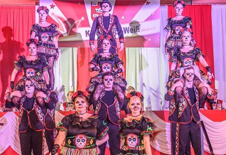 Närrisches Feuerwerk in Rot und Weiß 