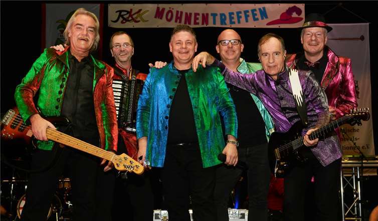 300 Möhnen feiern und präsentieren sich in bester Feierlaune 