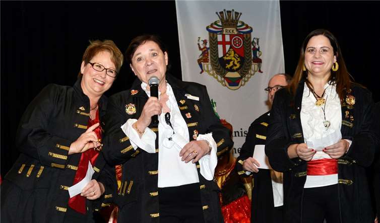 300 Möhnen feiern und präsentieren sich in bester Feierlaune 