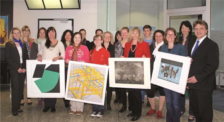 Den Schulen Kunstwerke geschenkt