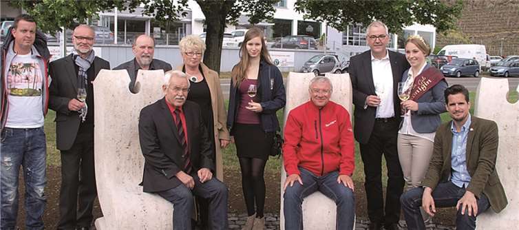 Wiederaufstellung der Sitzsteingruppe 