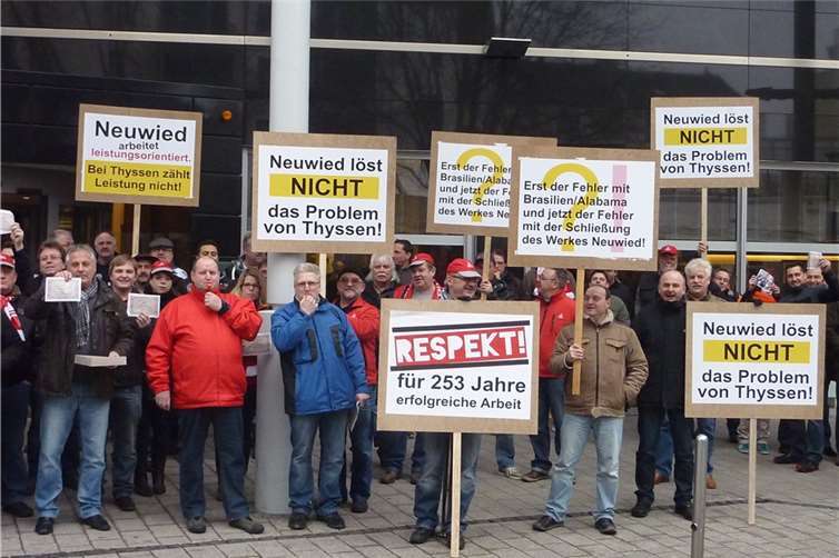 ThyssenKrupp-Mitarbeiter warnen Aktionäre von Eisenhüttenwerke in Köln 
