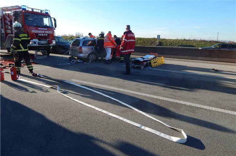 Spurwechsel mit Folgen: Auto überschlägt sich mehrfach 