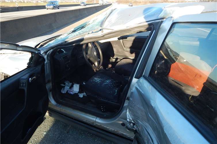 Spurwechsel mit Folgen: Auto überschlägt sich mehrfach 