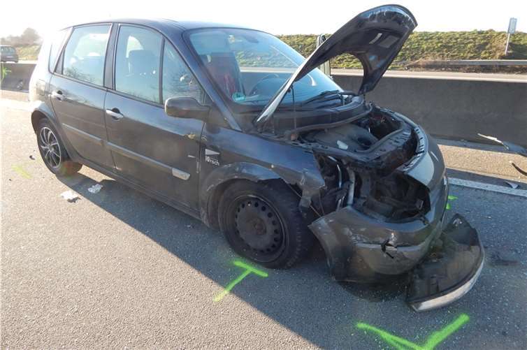 Spurwechsel mit Folgen: Auto überschlägt sich mehrfach 