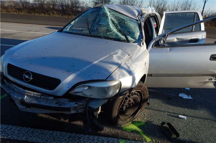 Spurwechsel mit Folgen: Auto überschlägt sich mehrfach 