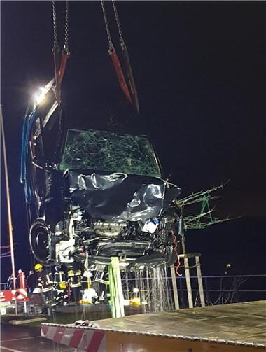 Geländer durchbrochen: Auto fährt in den Rhein 