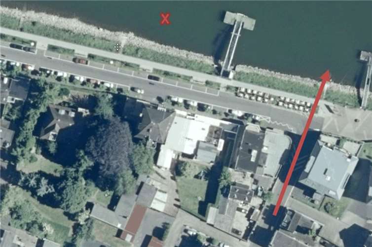 Geländer durchbrochen: Auto fährt in den Rhein 