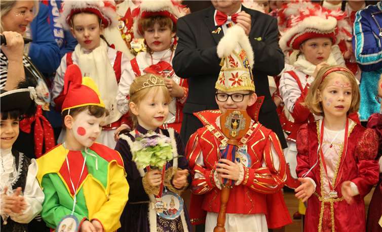 Rathausbesetzung und Schlüsse- lübergabe an das Kinderprinzenpaar 