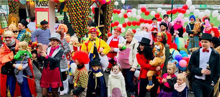 Bunter Festzug zum Abschluss der Session 