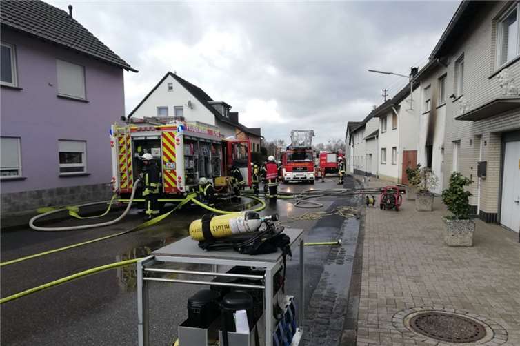 Küche in Flammen: Anwohnerin rettet sich ins Freie 