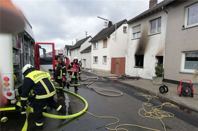 Küche in Flammen: Anwohnerin rettet sich ins Freie 