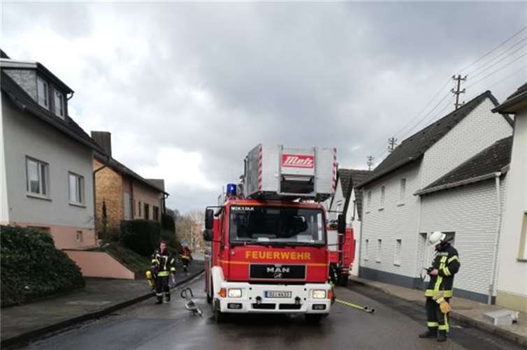 Küche in Flammen: Anwohnerin rettet sich ins Freie 