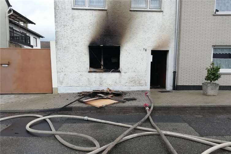Küche in Flammen: Anwohnerin rettet sich ins Freie 