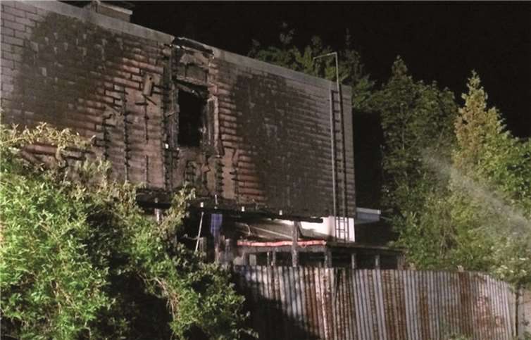 Schuppenbrand griff auf Wohnhaus über