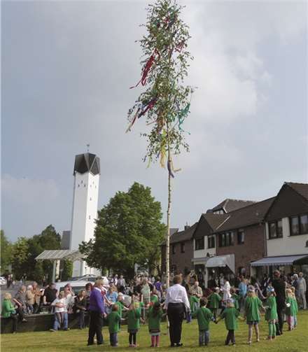 Jung und Alt feiern zusammen 