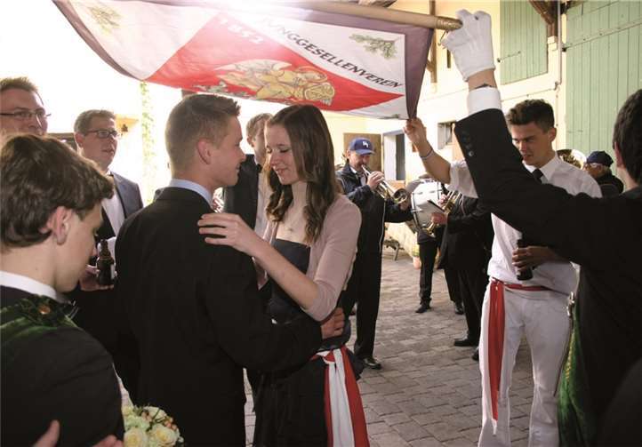 Geselligkeit und Tanz mit dem neuen Maikönigspaar 