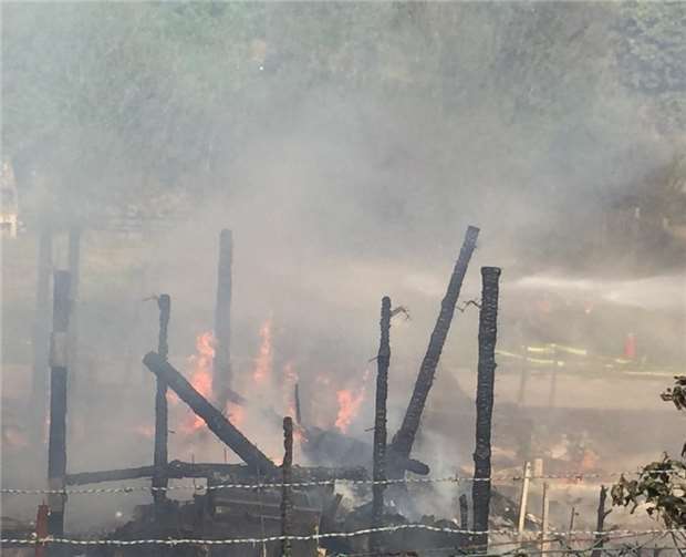 Mehrere Holzhäuser und Wohnanhänger brannten komplett ab