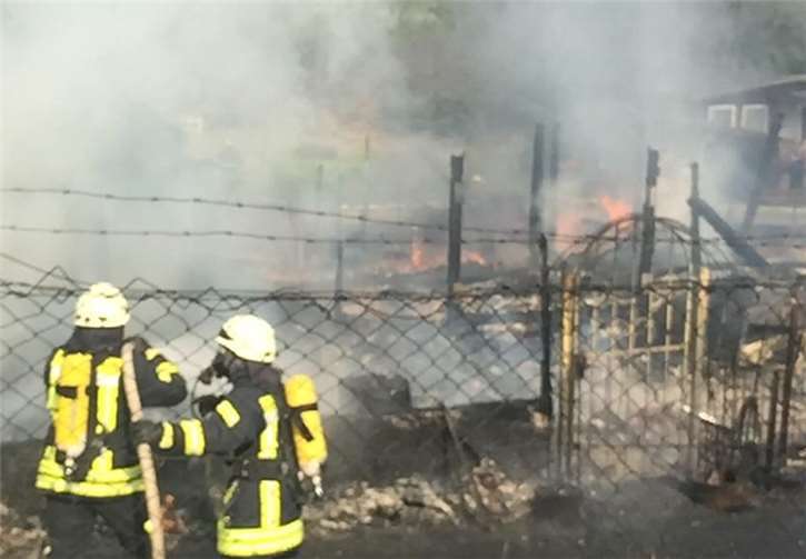 Mehrere Holzhäuser und Wohnanhänger brannten komplett ab 