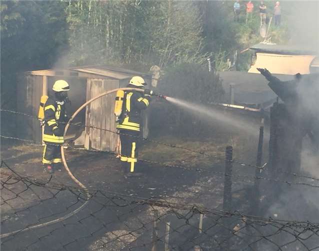Mehrere Holzhäuser und Wohnanhänger brannten komplett ab 