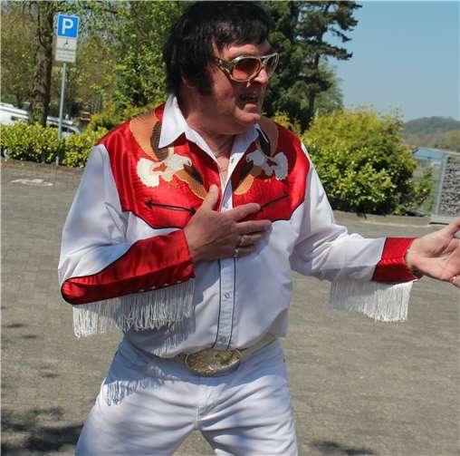 The King is back: Elvis-Imitator aus Belgien als treuer Besucher ausgezeichnet 