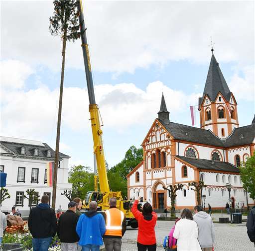 Geselliges Spektakel auf dem Kirchplatz 