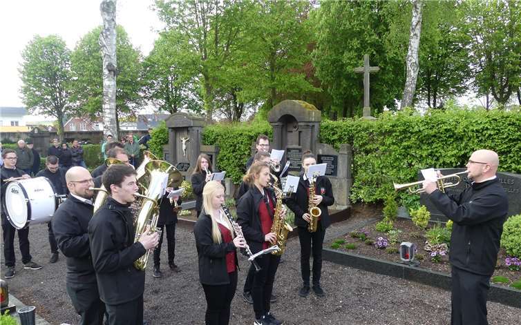 Kirmesfreibier nach Festumzug und Gefallenenehrung 
