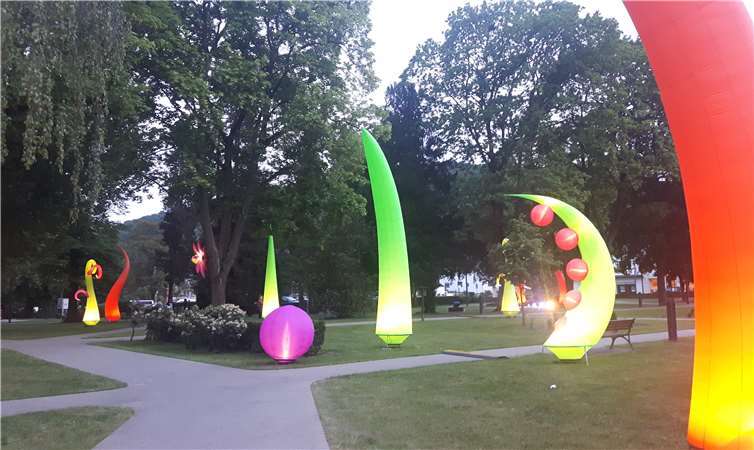 Kunst- und Kulinarik-Markt, vier Tage Live-Bands, illuminierter Kurpark 