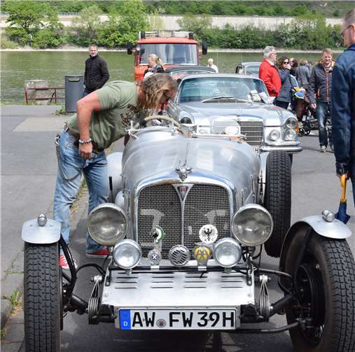 Auto- und Freizeitschau tauchte Rhein- anlagen in ein Meer aus glänzendem Lack 