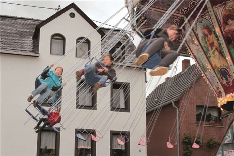 Kirmes auf der Insel im Strom 