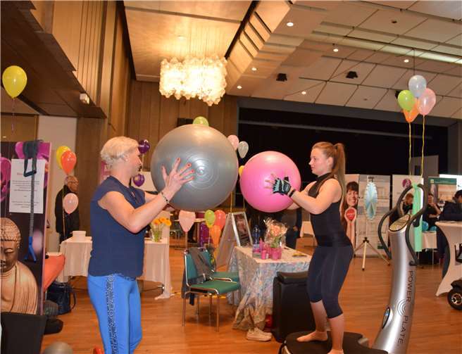 Auto- und Freizeitschau tauchte Rhein- anlagen in ein Meer aus glänzendem Lack 