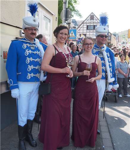 Blüten- und Weinkönigin Antonia regiert den Stadtteil 