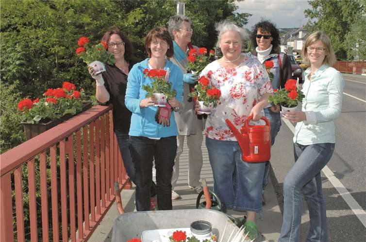 Rote Geranien für die Ahrbrücke