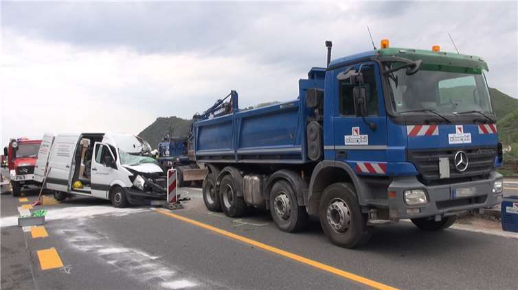 Transporter kracht in Baustellen-Lkw: Fahrer stirbt 