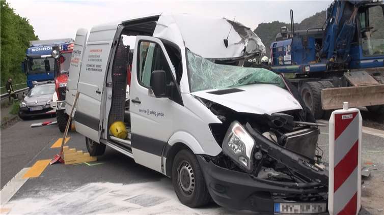 Transporter kracht in Baustellen-Lkw: Fahrer stirbt 